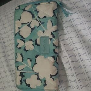 *CLEARANCE **Blue & white nice Vera Bradley wallet zip